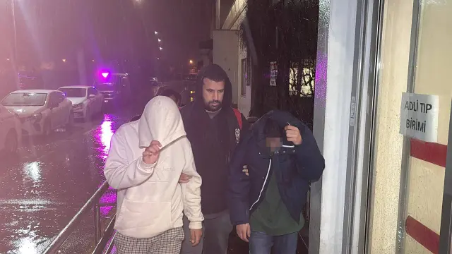 Polis memurları olay yerinde inceleme yapıyor