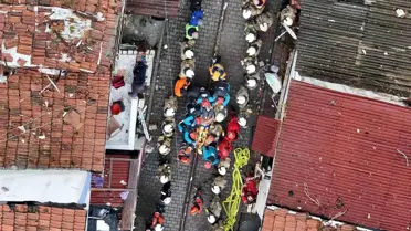 Kurtarma ekipleri enkaz altındaki kişileri arıyor