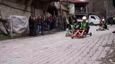 Yarışta hızla ilerleyen tahta arabalar