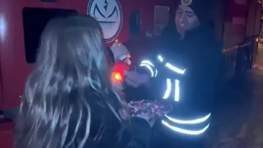 İtfaiye ekibi kapıyı açtı