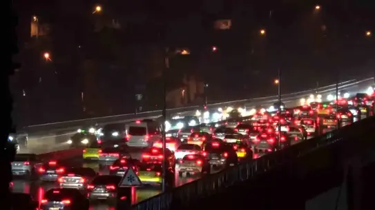 İstanbul’da Bayram Trafiği: 15 Temmuz Şehitler Köprüsü Yağmurla Şekillendi