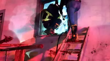 İtfaiye ekiplerinin yangına müdahalesi