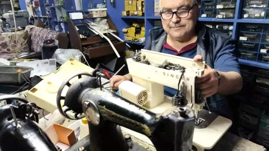 Arızalı makineyi tamir eden İhsan Demir