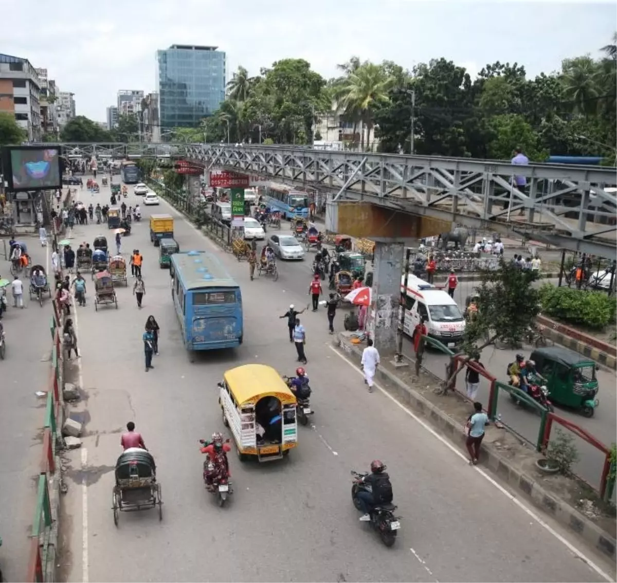 Bangladeş’te Feci Otobüs‑Tren Çarpışması: 12 Kişi Hayatını Kaybetti