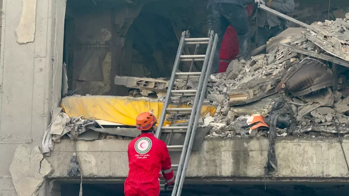 İran Kızılayı: ABD ve İsrail Saldırılarında 81.000'den Fazla Sivil Birim Hasar Aldı