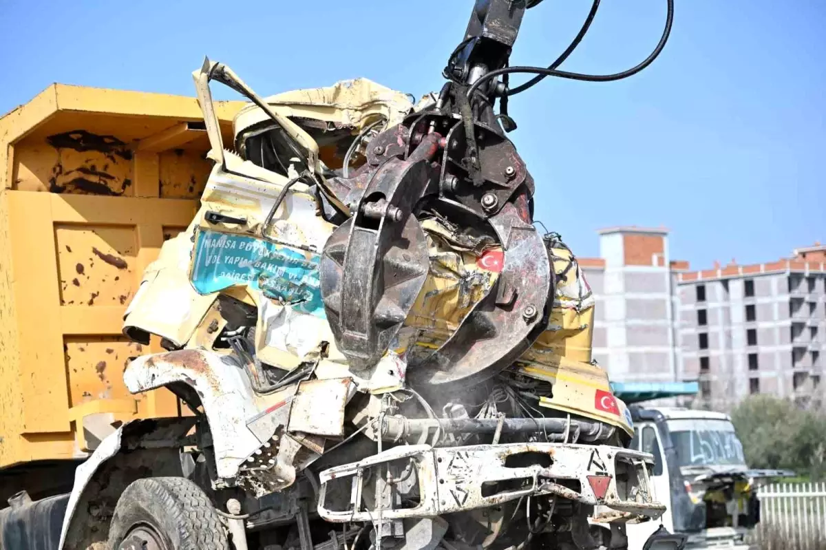 Manisa’da Sahipsiz Hurda Araçların Tahliyesi Devam Ediyor