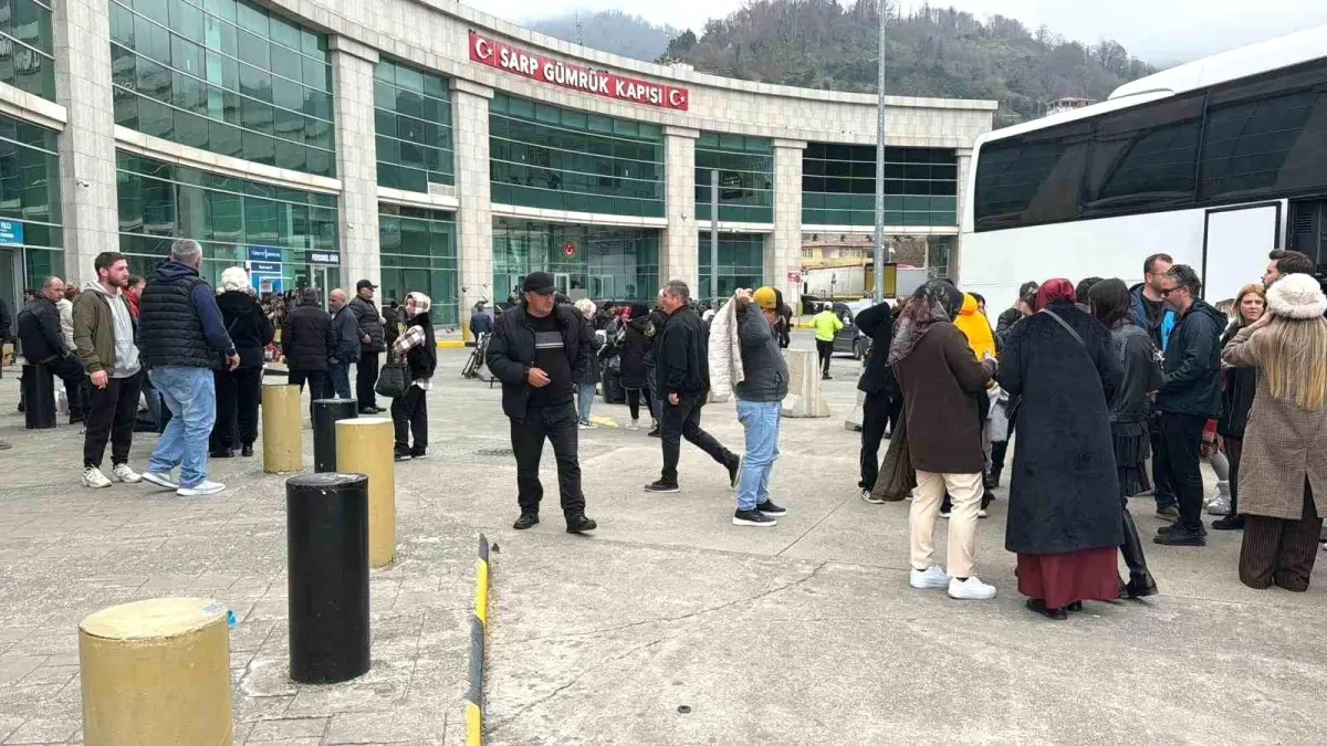 Ramazan Bayramı'nda Sarp Sınır Kapısı'nda Yoğun Seyahat Akışı