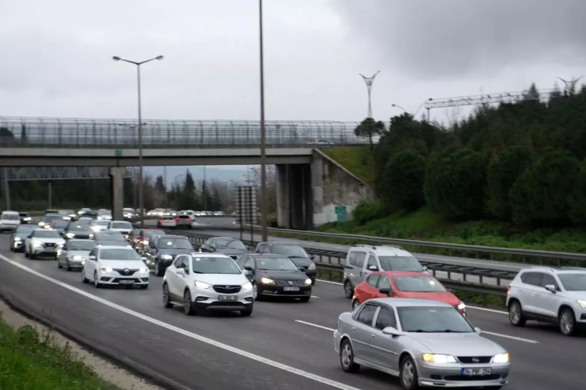 TEM Otoyolu'nda Bayram Dönüşü Yoğunlaştı: İstanbul Yönünde Trafik Sıkıştı