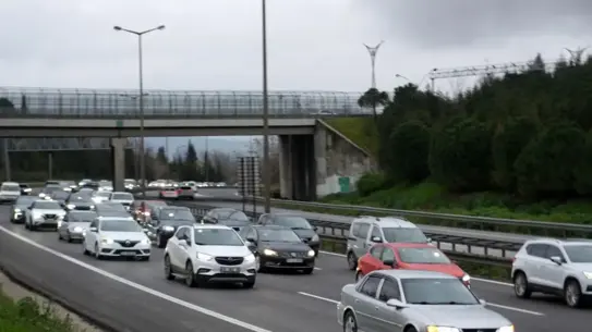 TEM Otoyolu İstanbul yönünde yoğun dönüş trafiği