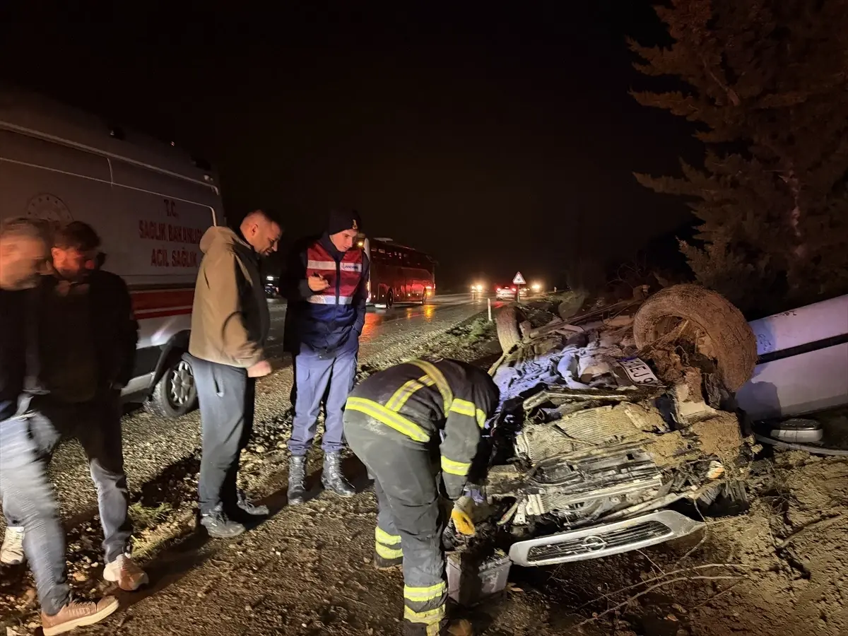 Kahta’da İki Kişi Yaralı Bırakan Otomobil Devrildi