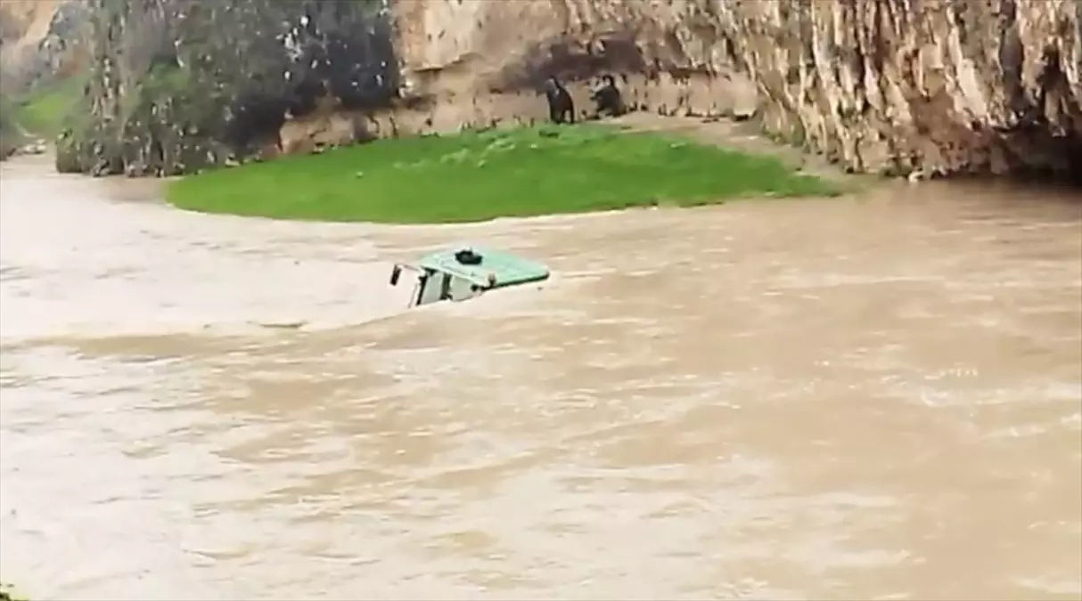 Adıyaman’da Sel Sularına Kapılan Traktörün Yolcuları Mağaradan Kurtarıldı