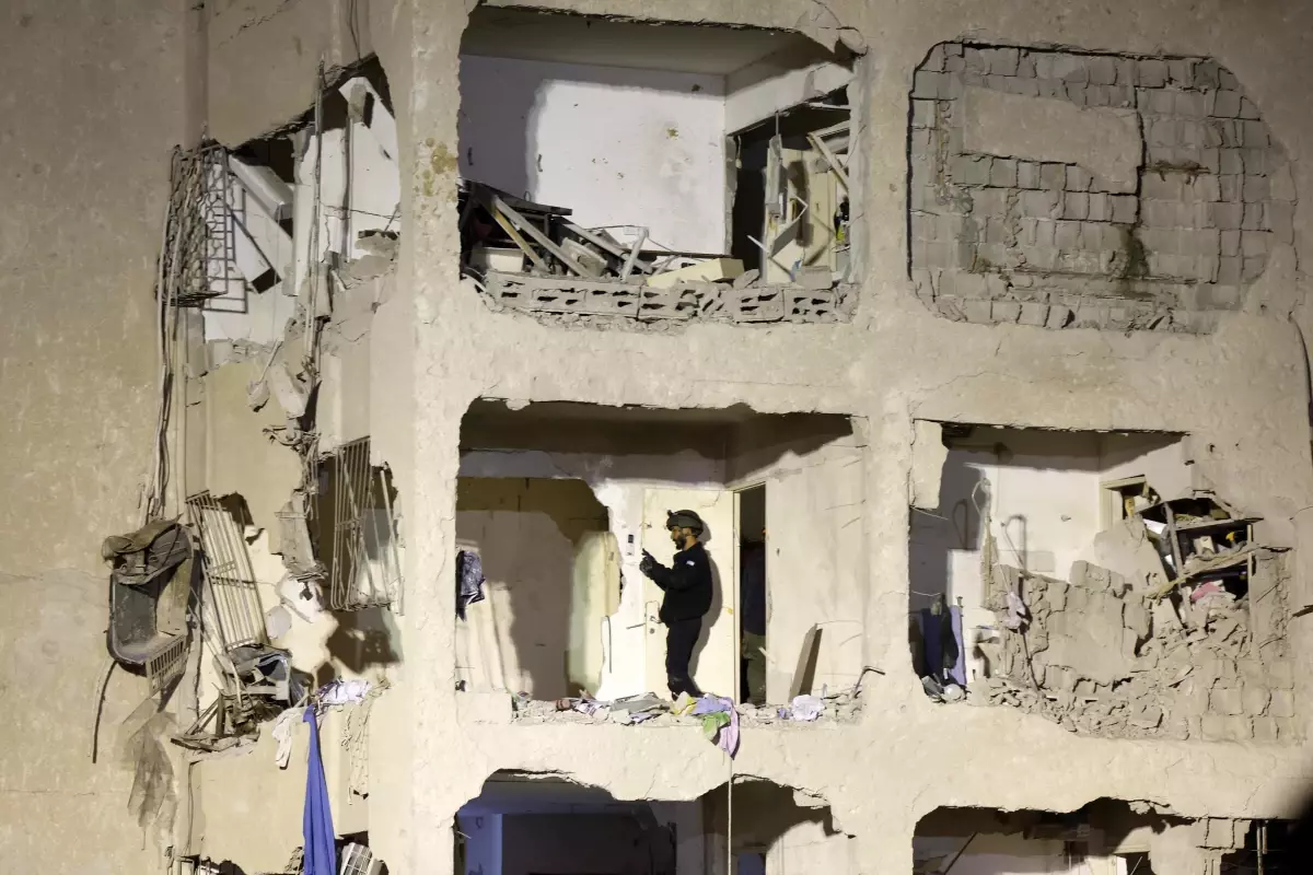 İran'dan İsrail'in Arad Şehrine Yönelik Füze Saldırısı: 64 Kişi Yaralı