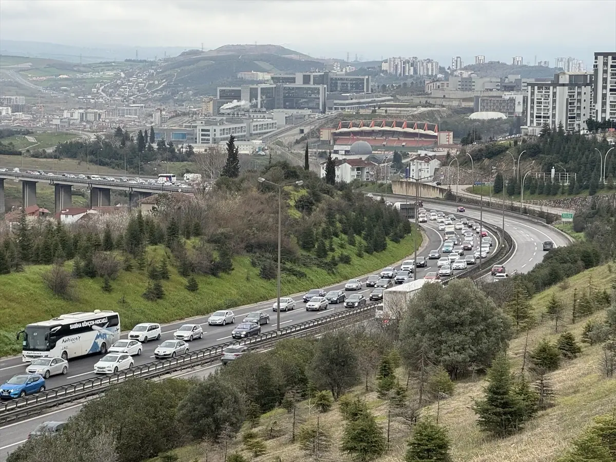 Ramazan Bayramı Sonrası Anadolu Otoyolu'nda İstanbul Yönünde Trafik Sıkışıklığı