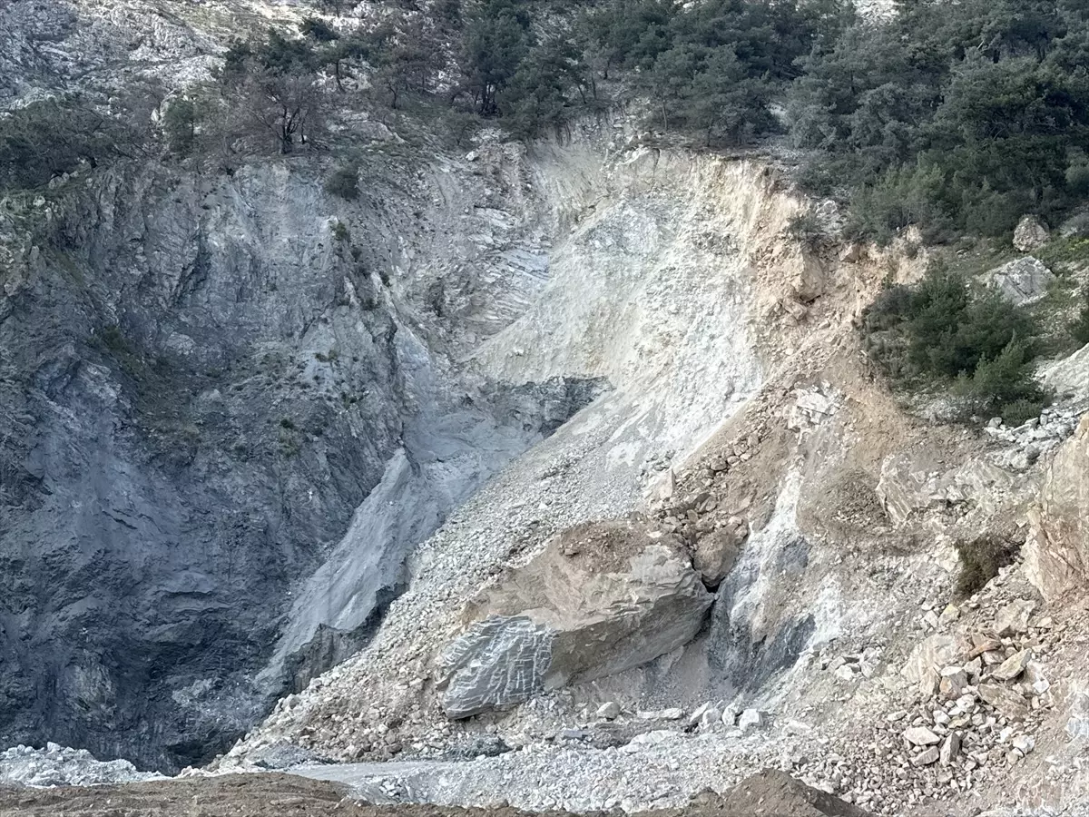 Söke’de Anbean Kayıt Altına Alınan Toprak Kayması Olayı Görüntülendi