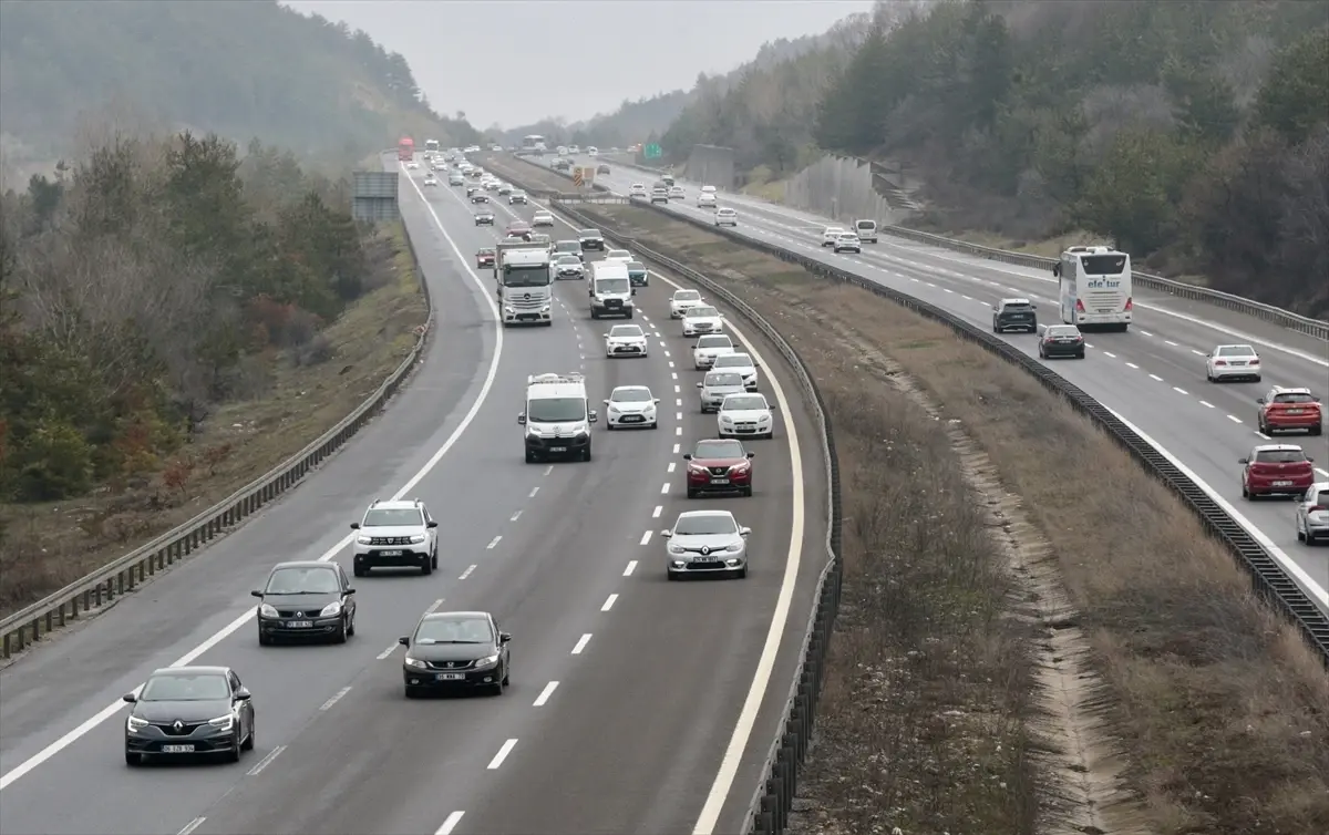 Ramazan Bayramı Sonrası Anadolu Otoyolu'nda İstanbul Yönüne Yoğun Trafik