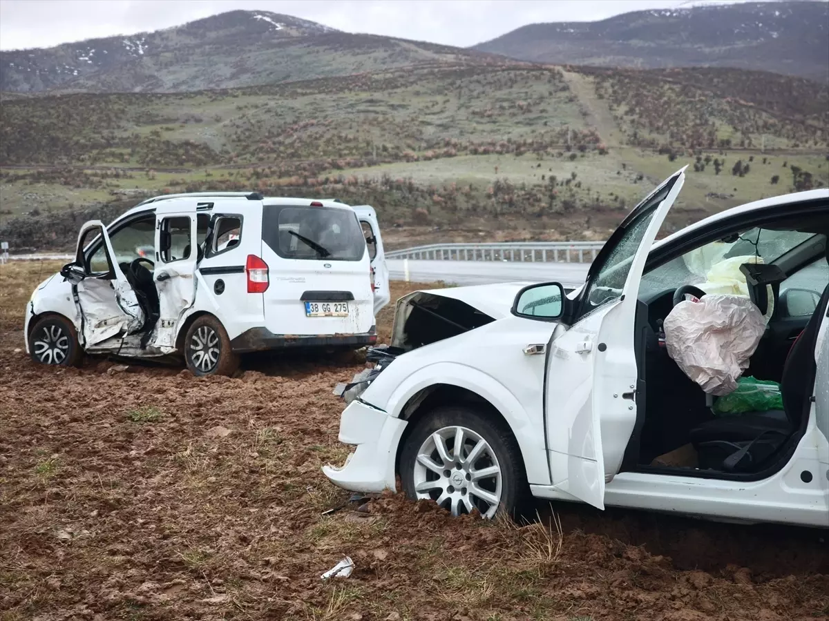 Bingöl'de Trafik Kazası: 13 Kişi Yaralı