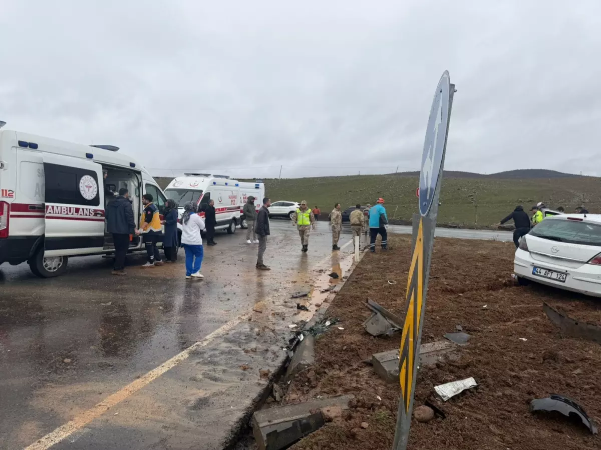 Bingöl-Solhan Yolunda Trafik Kazası: 1 Ağır Yaralı, 13 Hafif Yaralı