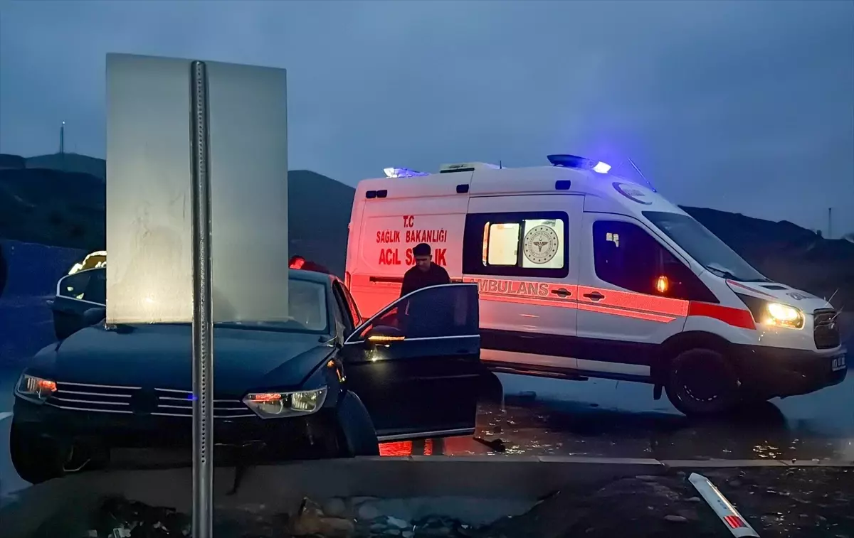 Bitlis-Baykan Karayolunda Refüje Çarpan Otomobilde 4 Yaralı