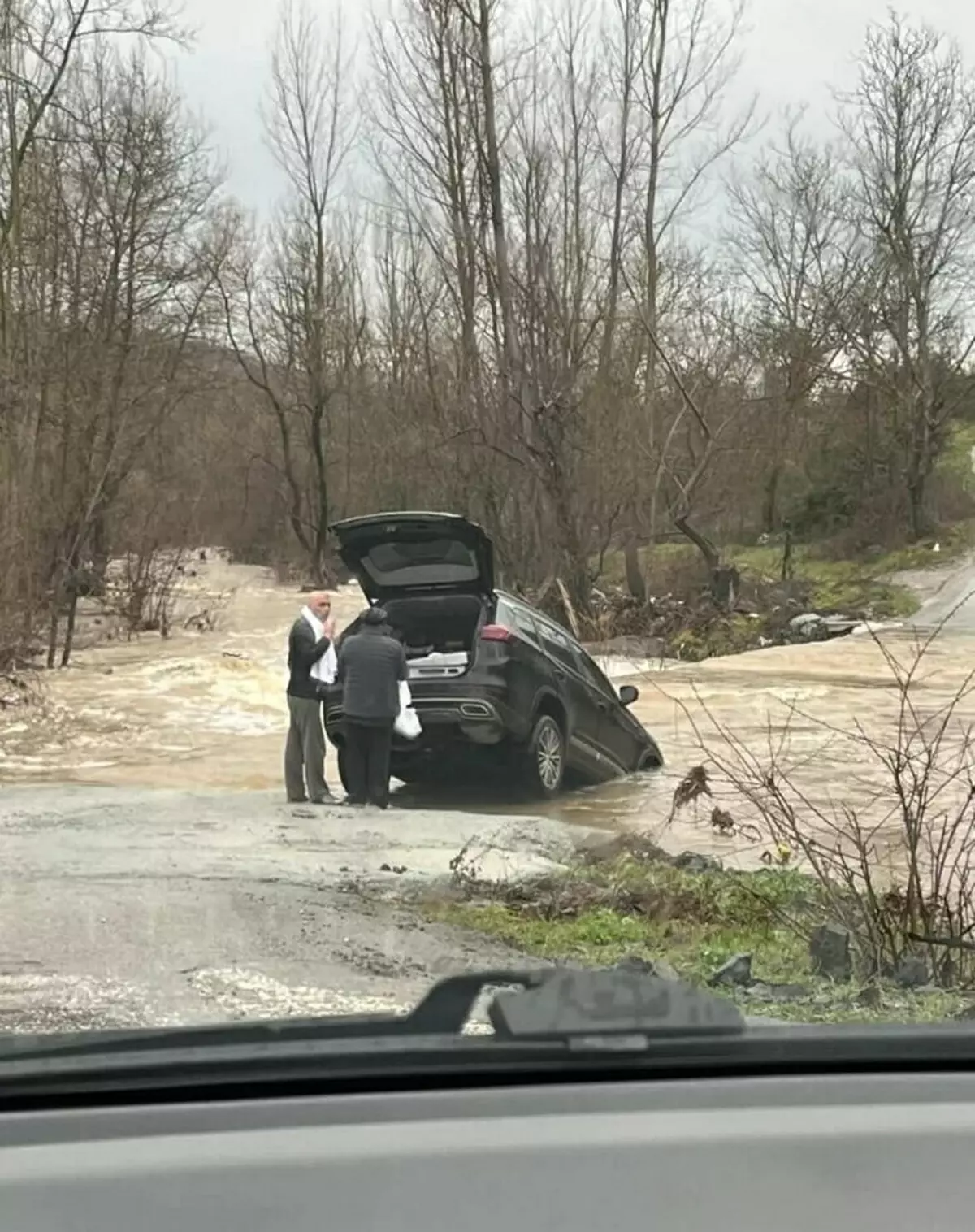 Çanakkale'de Şiddetli Sağanak Sonrası Köy Yolu Sular Altında Kaldı