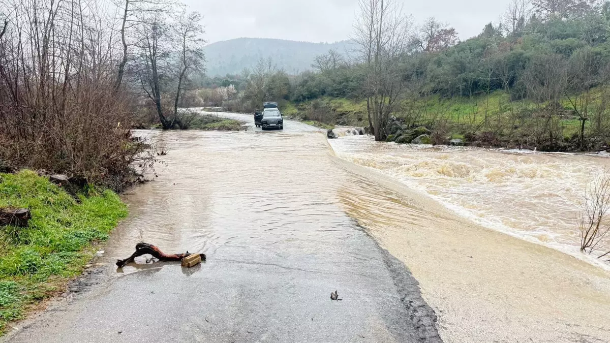 Çanakkale Çan Köyünde Sel Suları Yol Açtı, Araç Kurtarma Ekipleri Müdahale Etti