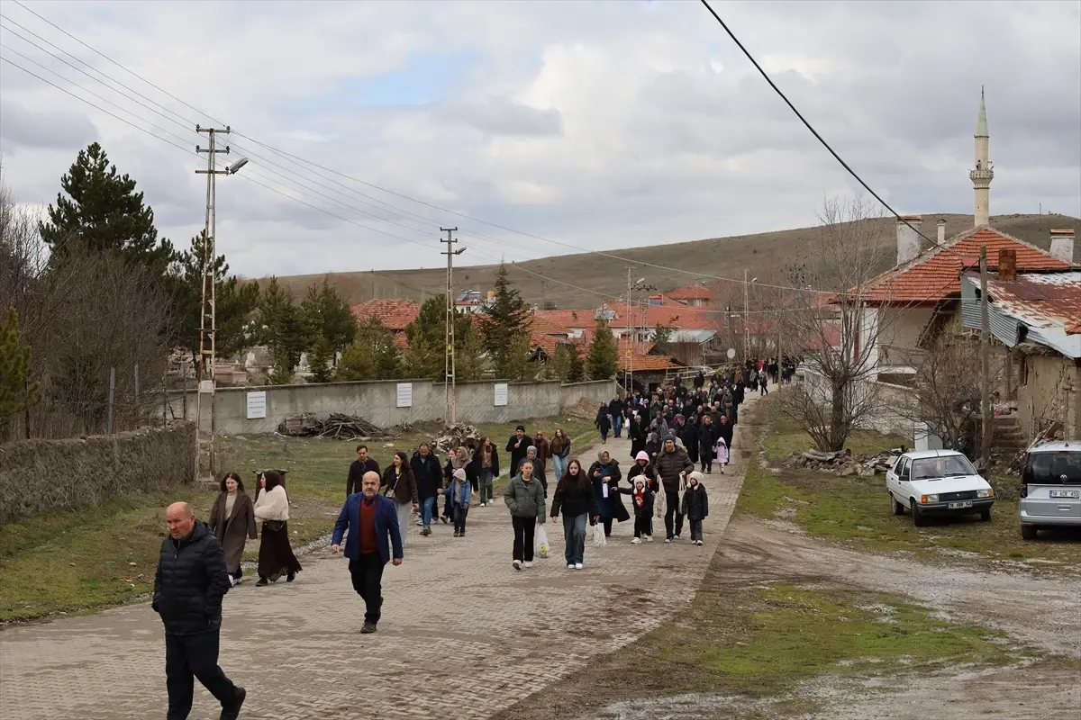 Hüyük Köyü’nde Akyel Coşkusu: Geleneksel Kutlama Yüzlerce Katılımcıyı Buluşturdu