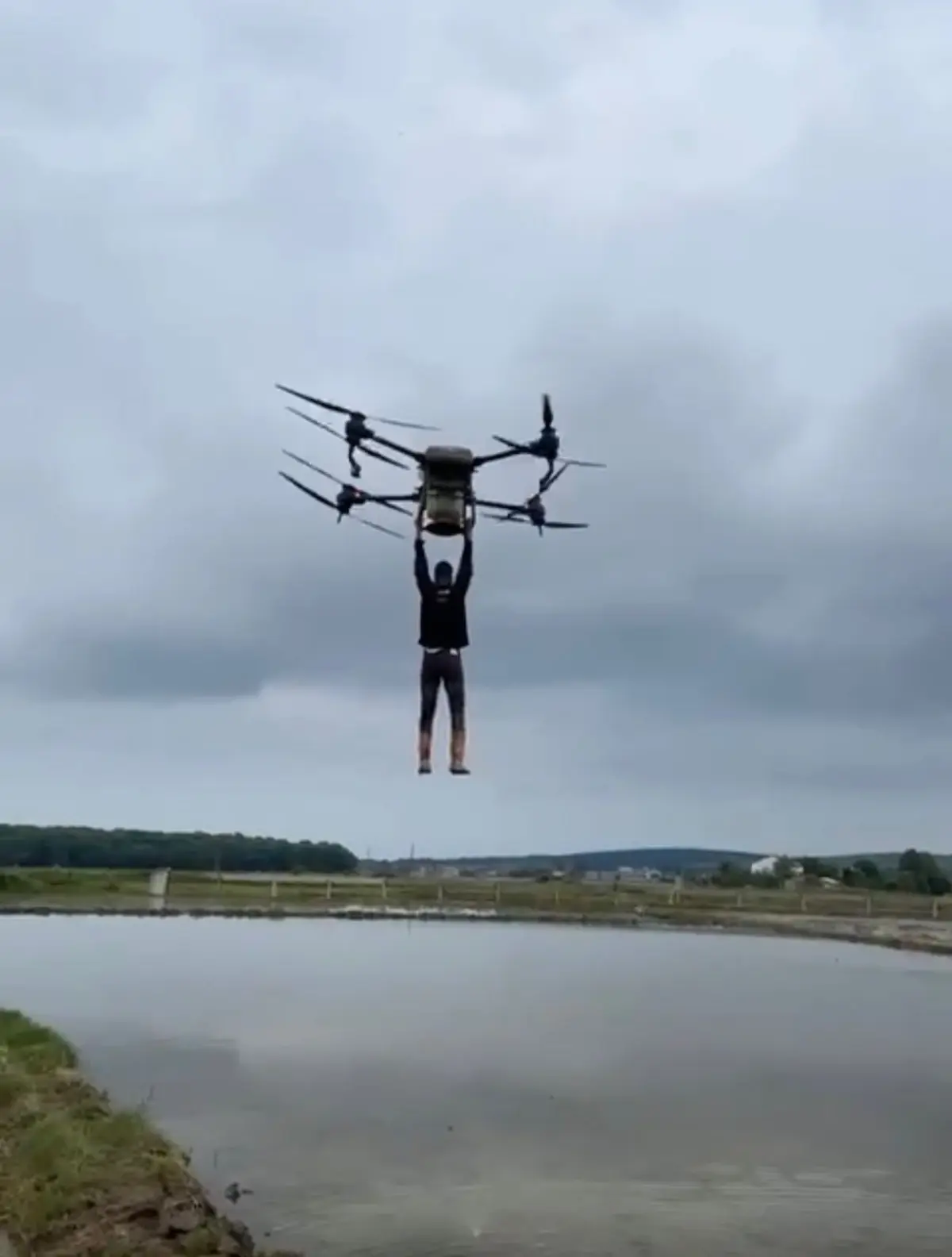 Bafra’da Çiftçi, İlaçlama Dronuna Tutunarak Çiftlikte Sürpriz Anı Yaşadı