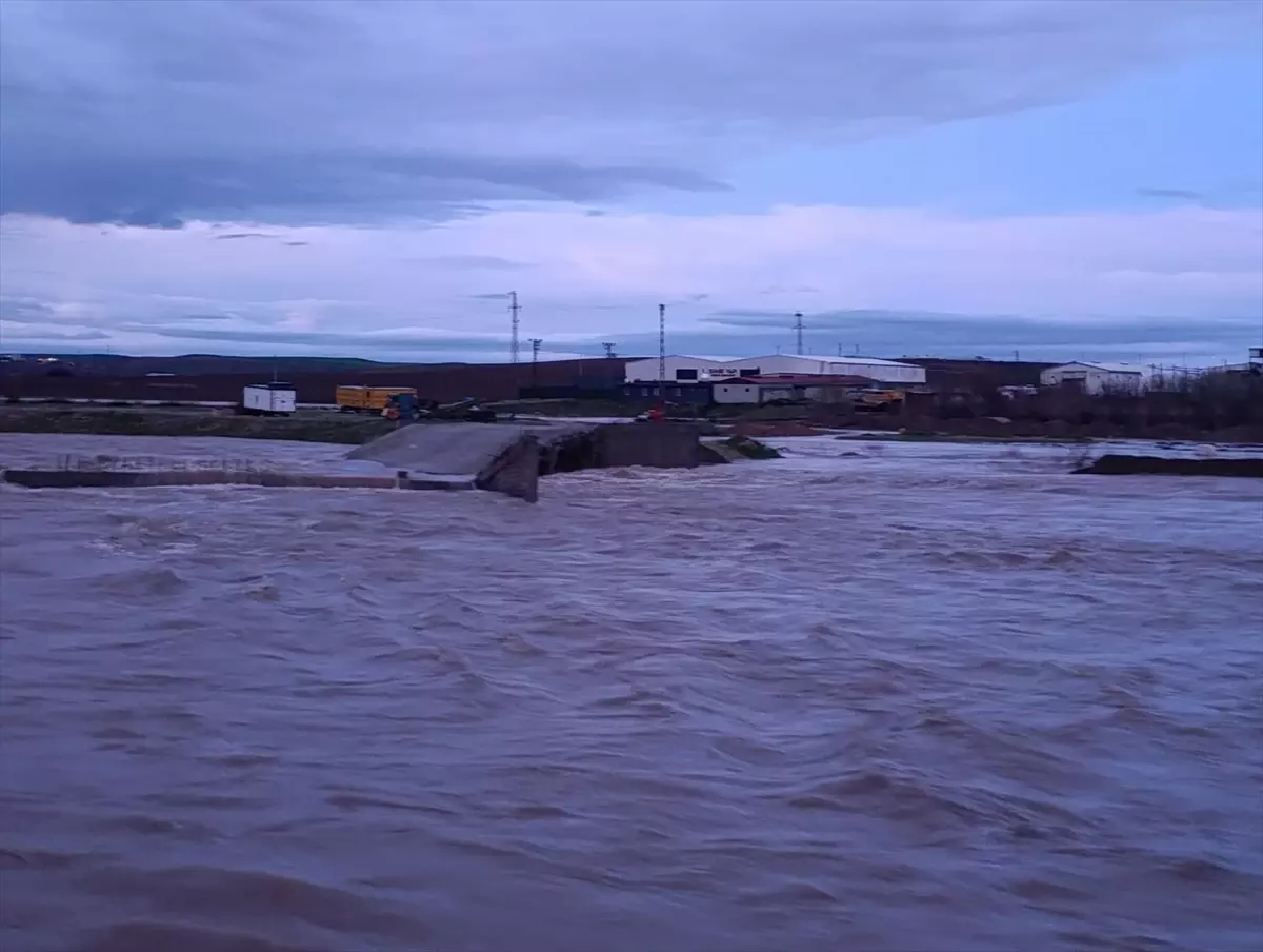 Bismil'de Şiddetli Sağanak Sonrası Pamukçay Köprüsü Çöktü