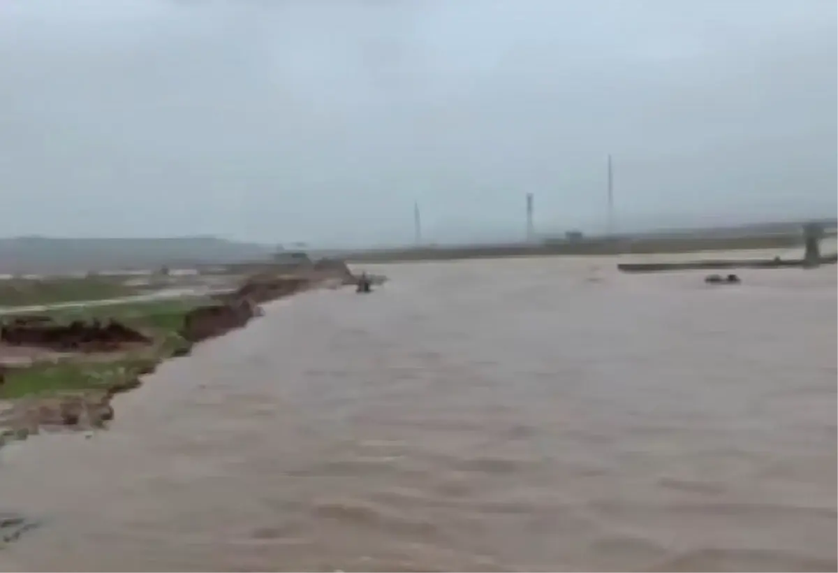 Diyarbakır’da Şiddetli Yağışlar Köprüyü Su Altına Sürükledi
