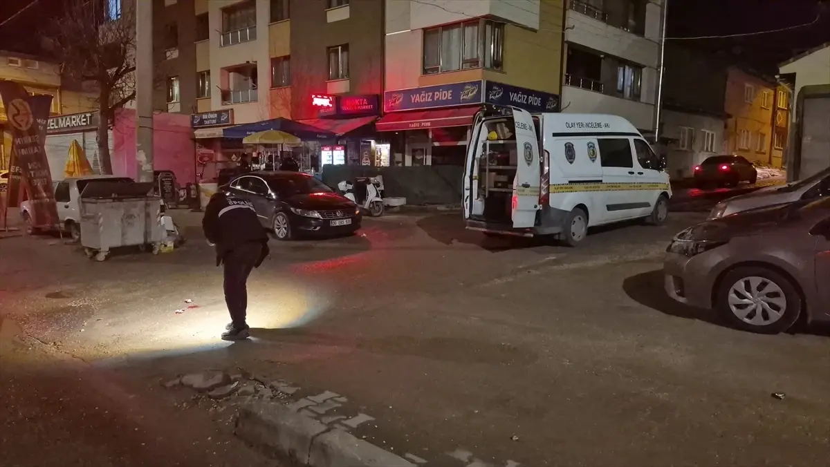 Eskişehir Odunpazarı'nda Alacak Meselesi Bıçaklı Kavga: 2 Yaralı Hastaneye Kaldırıldı