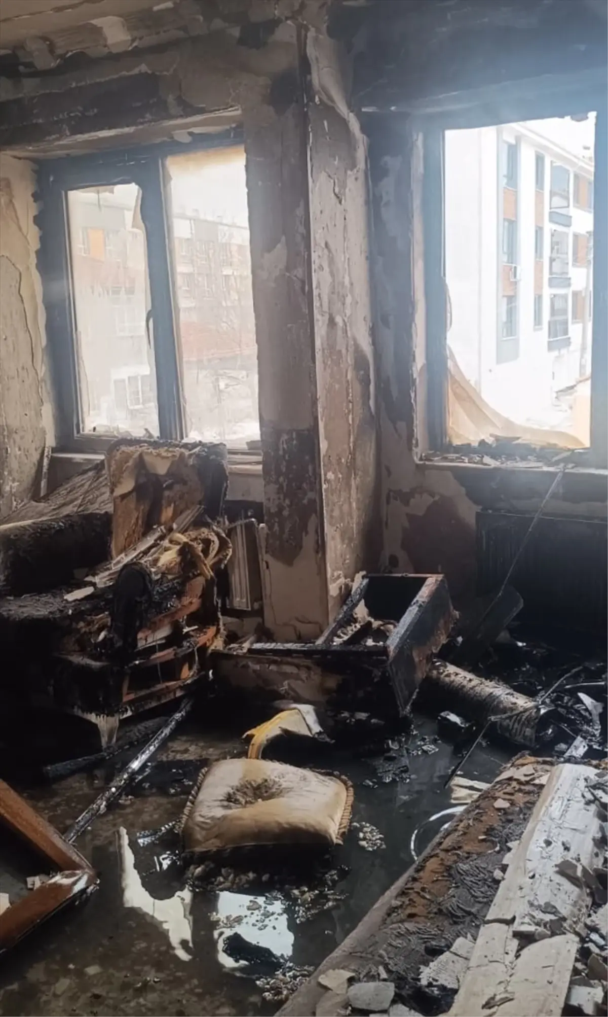 Eskişehir Tepebaşı'nda Ev Yangını: 3 Kişi Duman Nedeniyle Hastaneye Sevk Edildi