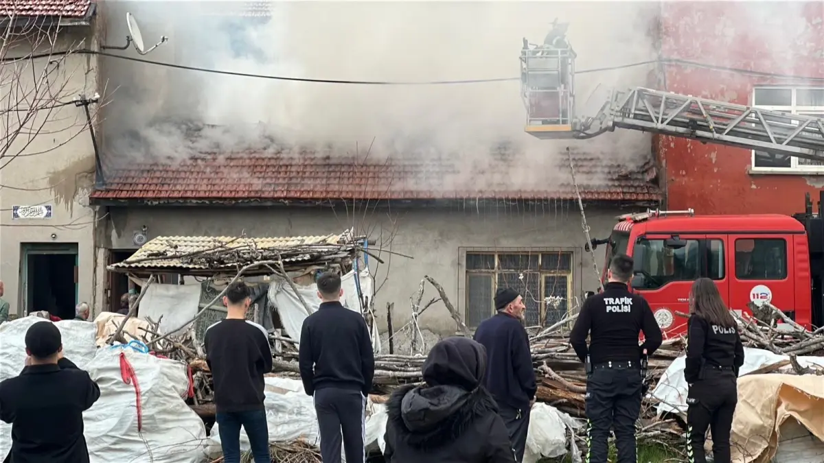 Kütahya’da Çatı Yangını Hızla Söndürüldü, Yaralanma Yok
