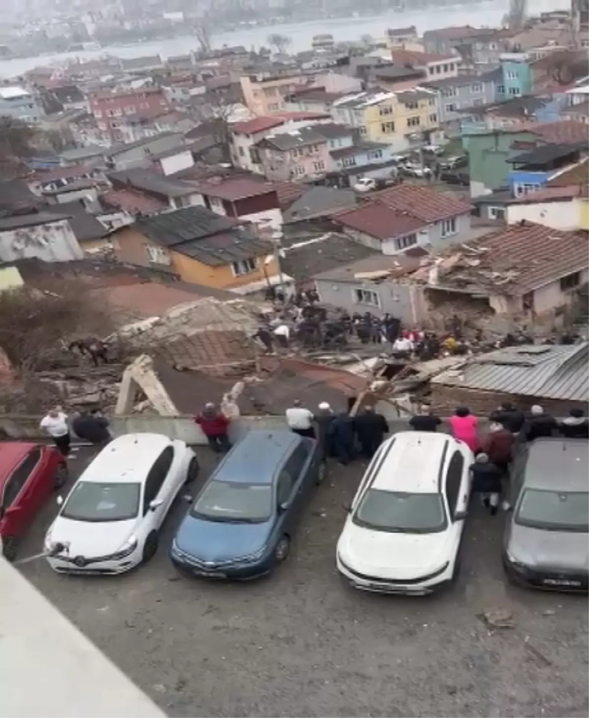 Fatih’te Doğal Gaz Patlaması: İki Bina Çöktü, Kurtarma Ekipleri Seferber Oldu