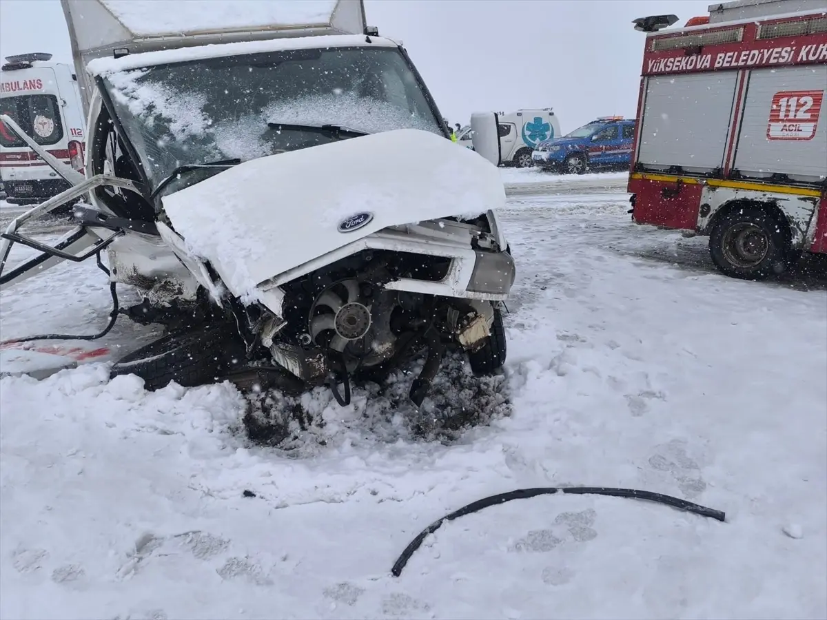 Yüksekova’da Hafif Ticari Araç ve Kamyonet Çarpışması: 1 Kişi Hayatını Kaybetti