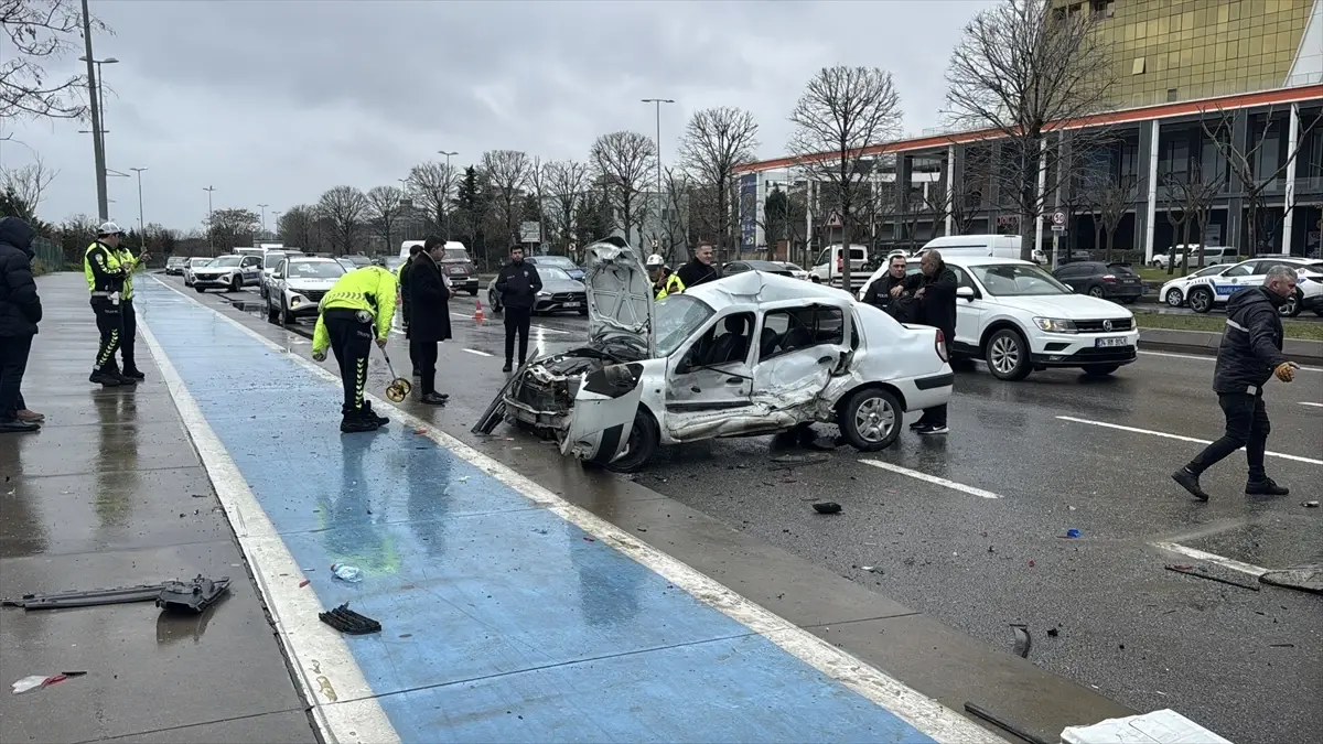Kartal’da 3 Araç Çarpıştı: 1’i Ağır Yaralı, 3 Kişi Hastaneye Sevk Edildi
