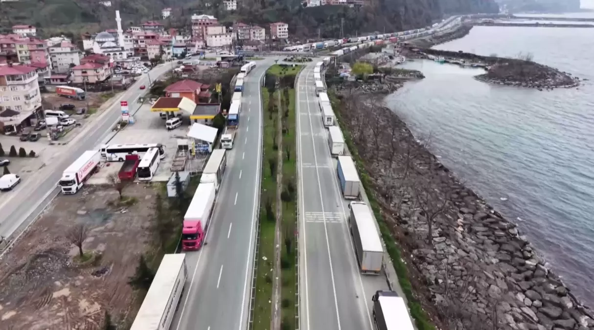 Ramazan Bayramı’nda Sarp Sınır Kapısı’nda TIR Kuşatması