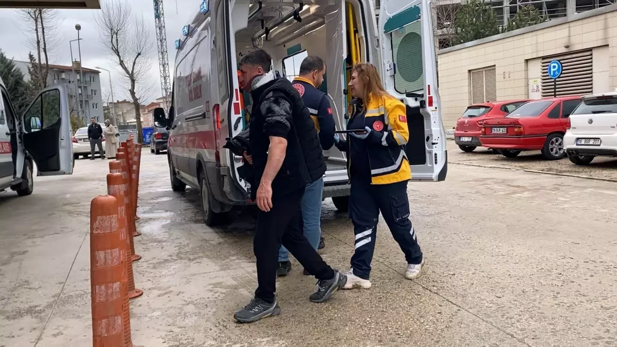 İnegöl'de Kamyonet ve Hafif Ticari Araç Çarpıştı: 4 Kişi Yaralı