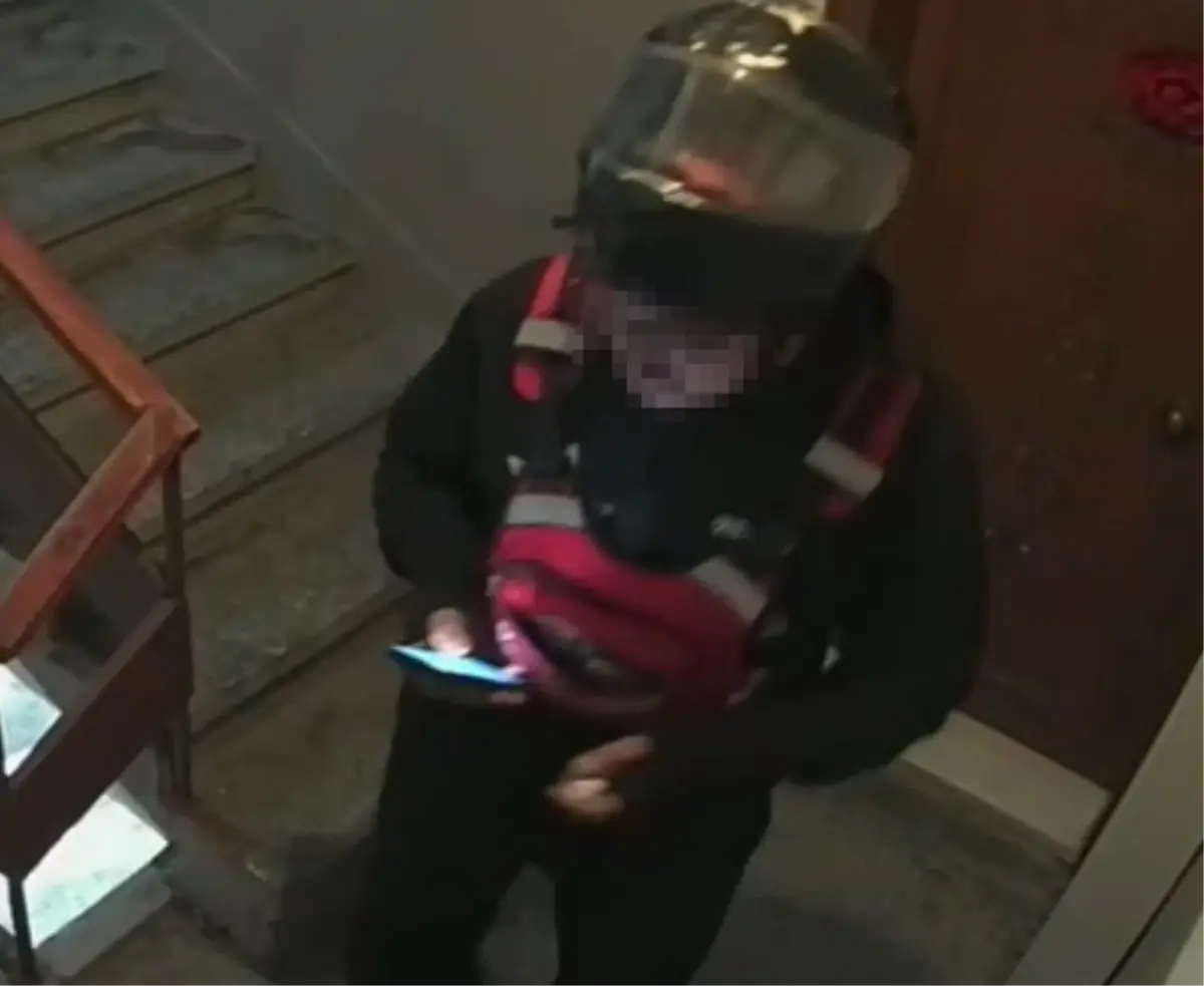 Kayseri'de Kuryenin Şaşırtıcı Davranışı: Merdiven Dairesine İdrar Olayı Kamerada