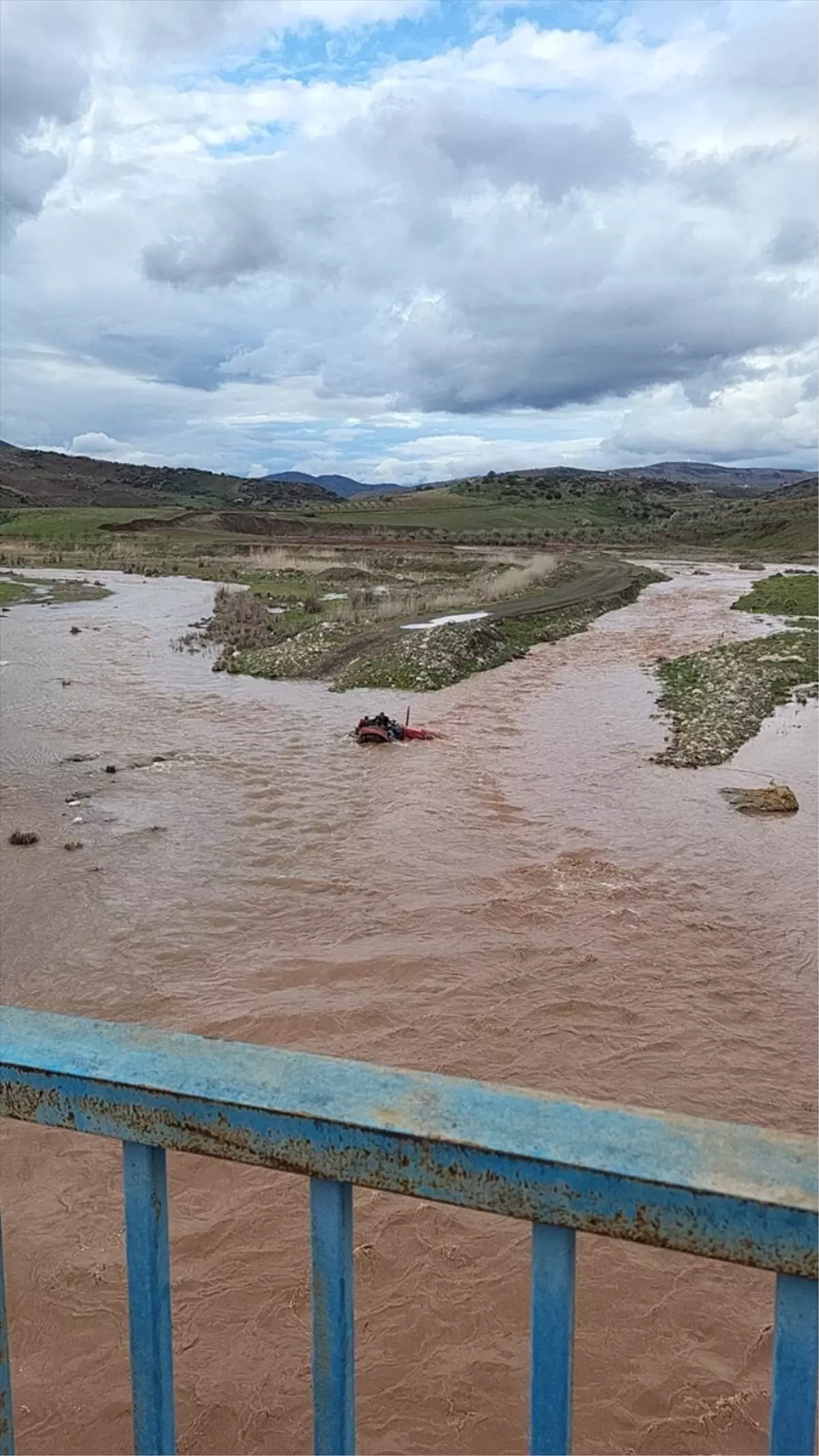 Kilis'te Afrin Çayı'nda Çöken Traktörle Yardımcı Oldu: Mahsur Kalan Kişi Güvende