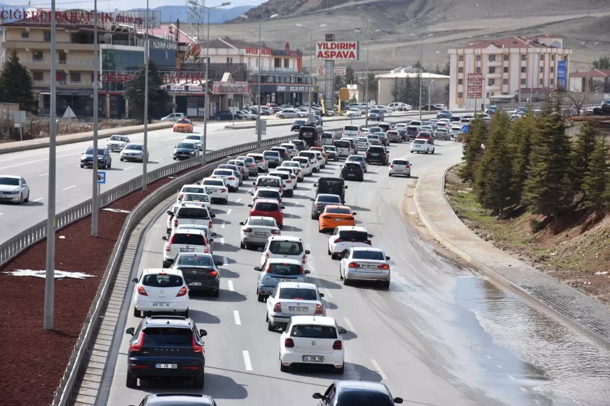Kırıkkale’de Bayram Dönüş Trafiği Kilitleniyor: Uzun Araç Kuyrukları Oluştu