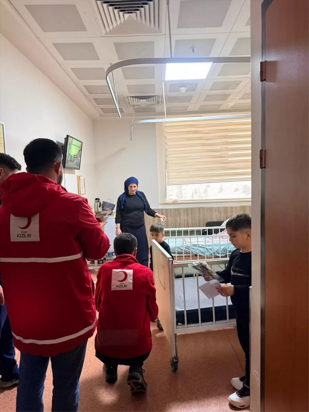 Kızılay Gönüllüleri Hastane Çocuklarına Bayram Coşkusunu Taşıdı