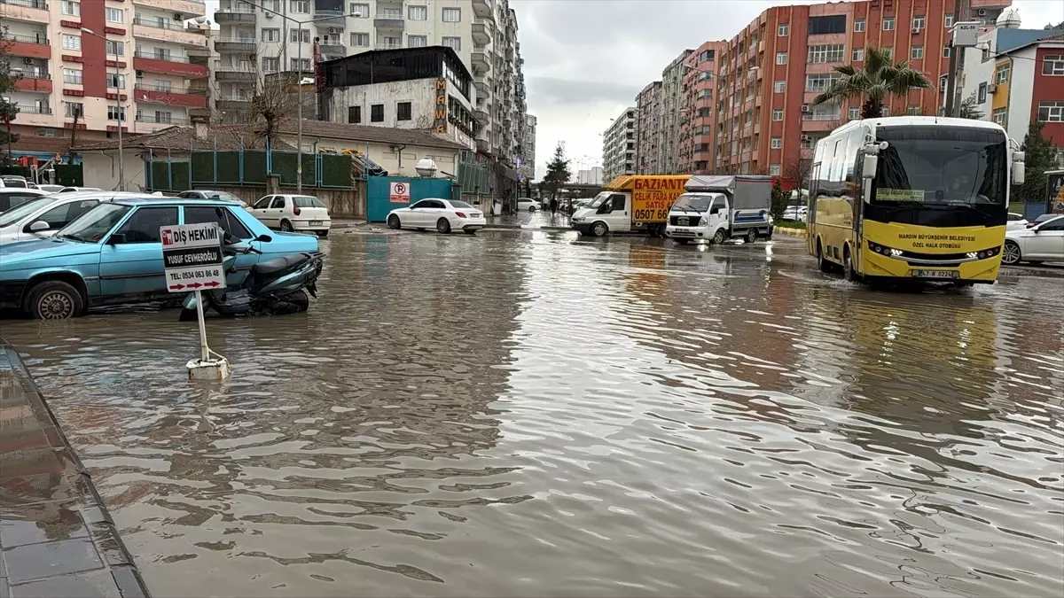 Mardin'in Kızıltepe İlçesinde Şiddetli Sağanak, Trafiği Felç Etti