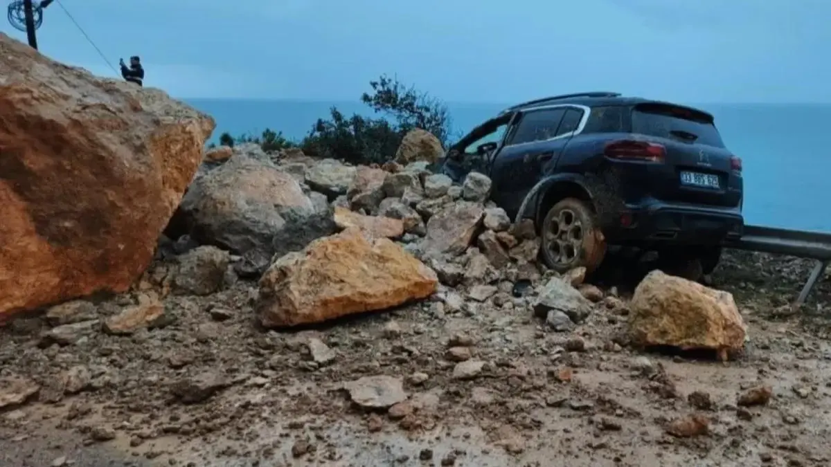 Aydıncık'ta Şiddetli Yağış Sonrası Heyelan: Cip Sürücüsü Hastaneye Kaldırıldı
