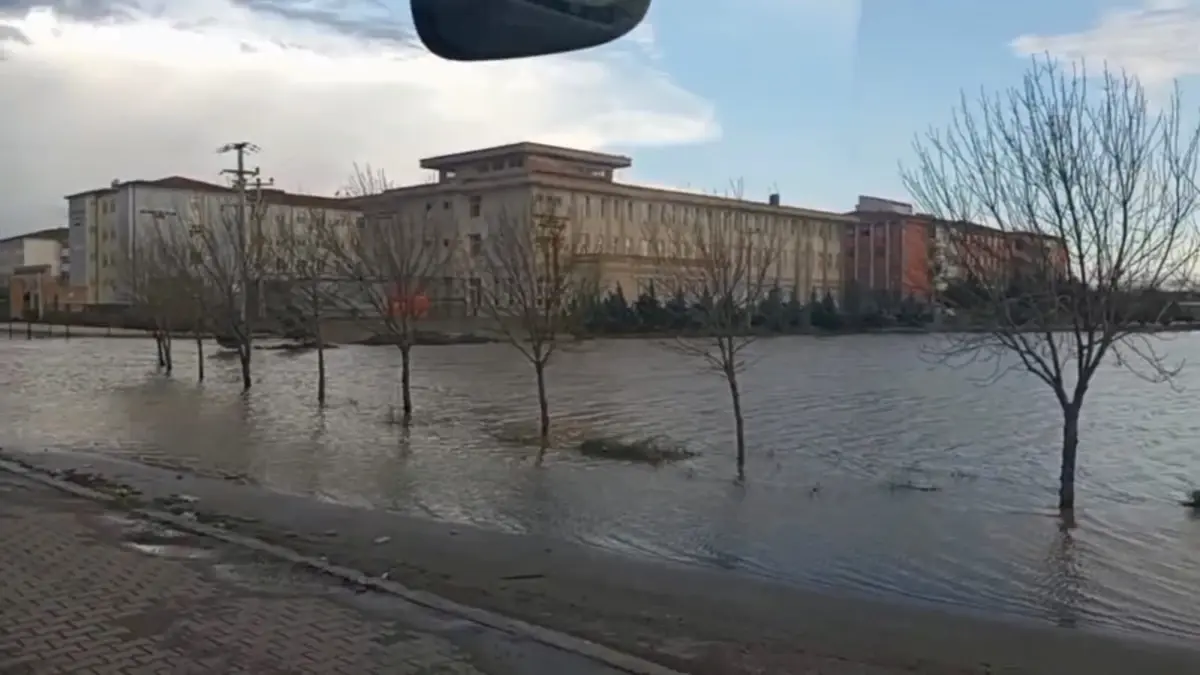 Nusaybin'de Şiddetli Sağanak Sonrası İpekyolu Yolunda Su Basıyor