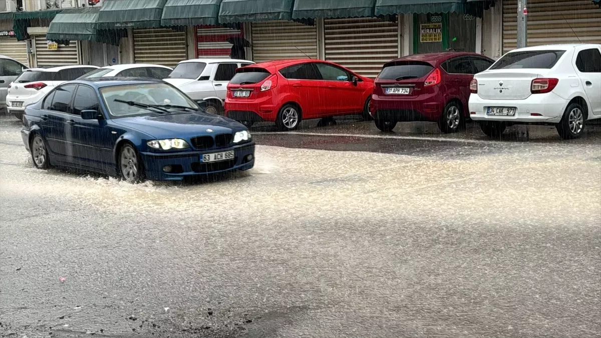 Şanlıurfa’da Şiddetli Sağanak Sular Sokakları Kapladı, Trafik Kriz Altında