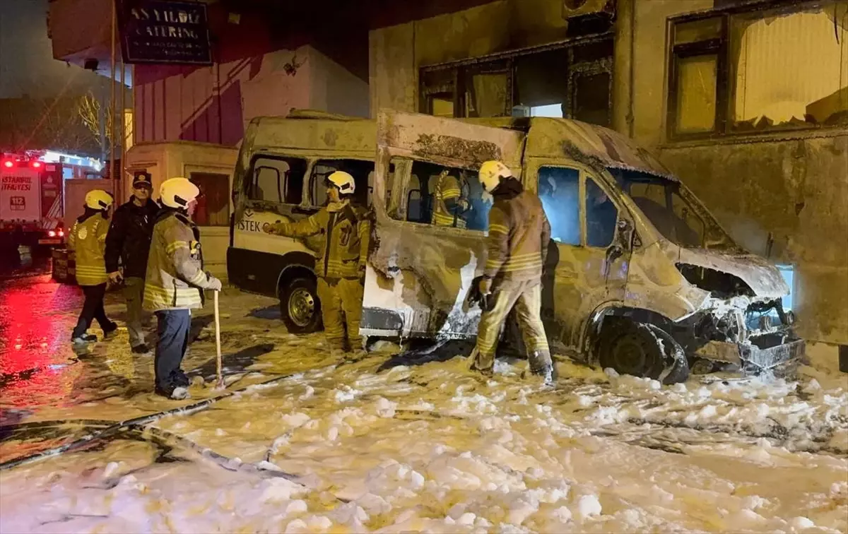 Sarıyer'de Okul Servisi Yangını: Park Halindeki Minibüs Büyük Hasar Aldı