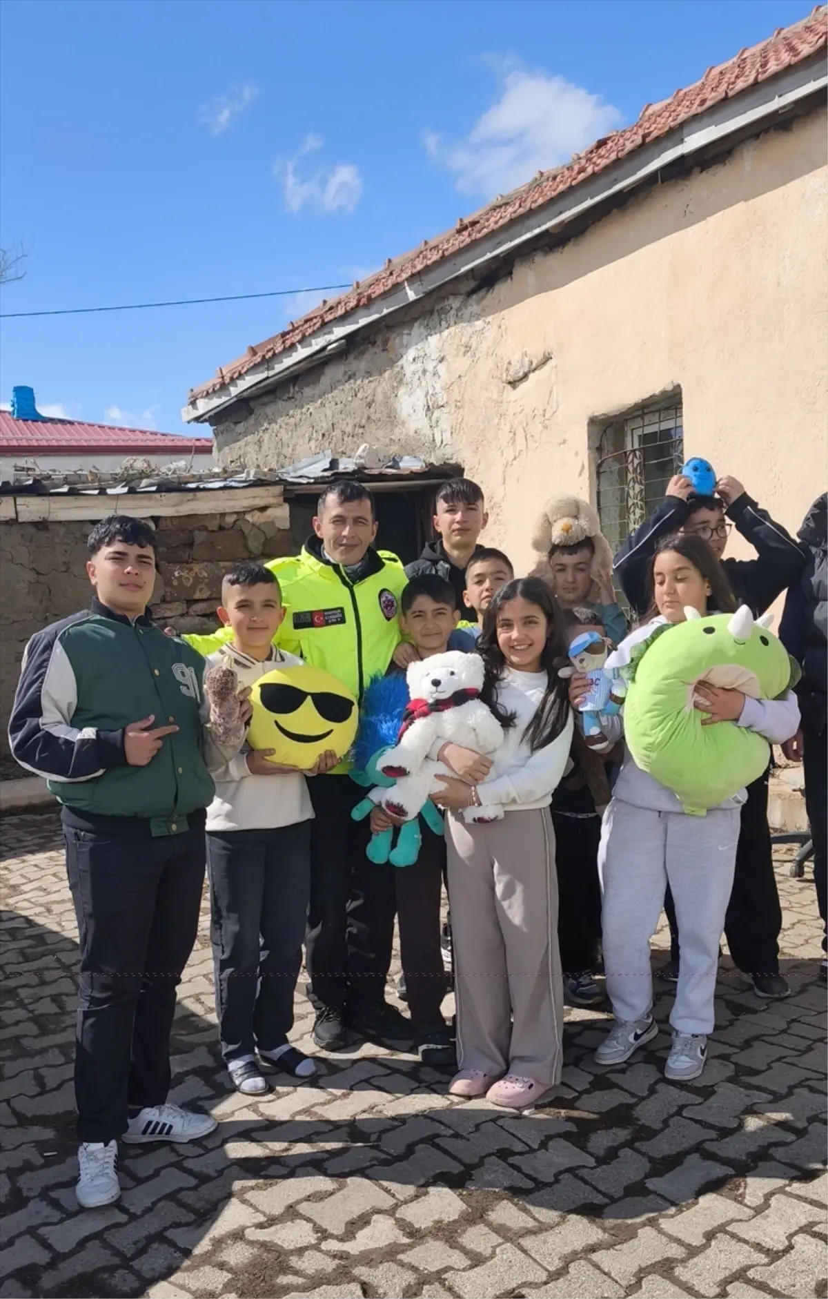 Motokurye Mahsun Karagöz, Ramazan Bayramı'nda Çocuklara Oyuncak Dağıttı