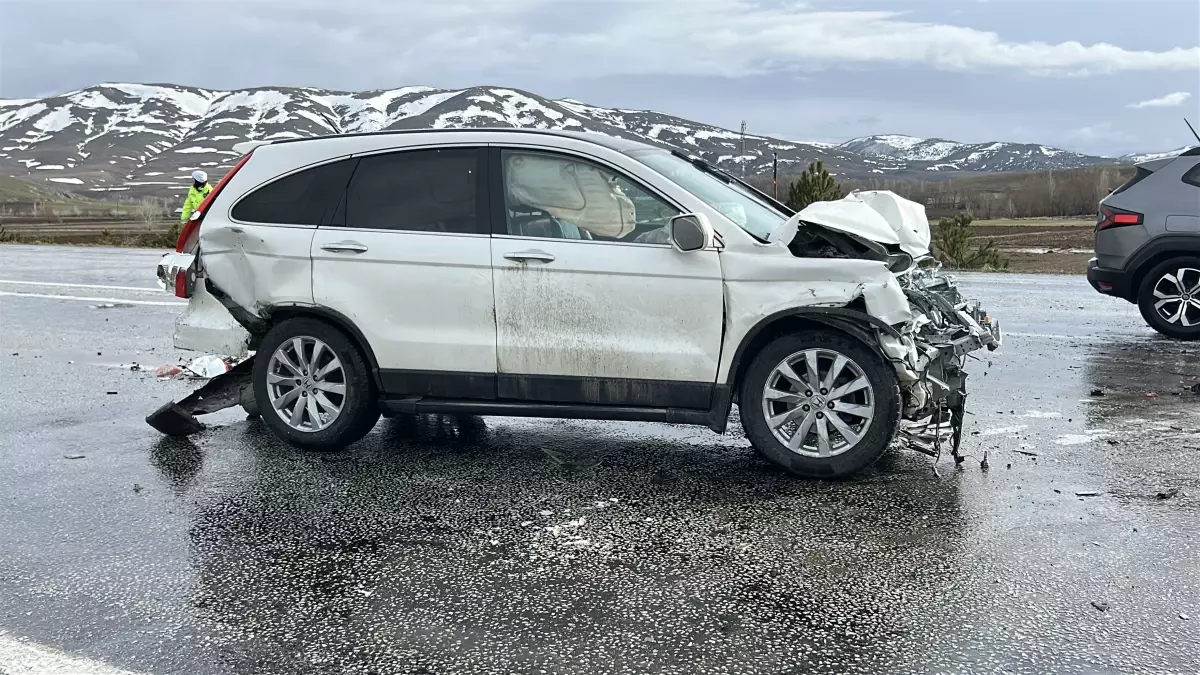 Sivas'ta Üç Araç Zincirleme Çarpıştı: 1 Hayatını Kaybetti, 5 Yaralı