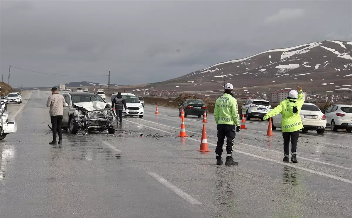 Yıldızeli'de Zincirleme Trafik Kazası: 1 Ölü, 5 Yaralı