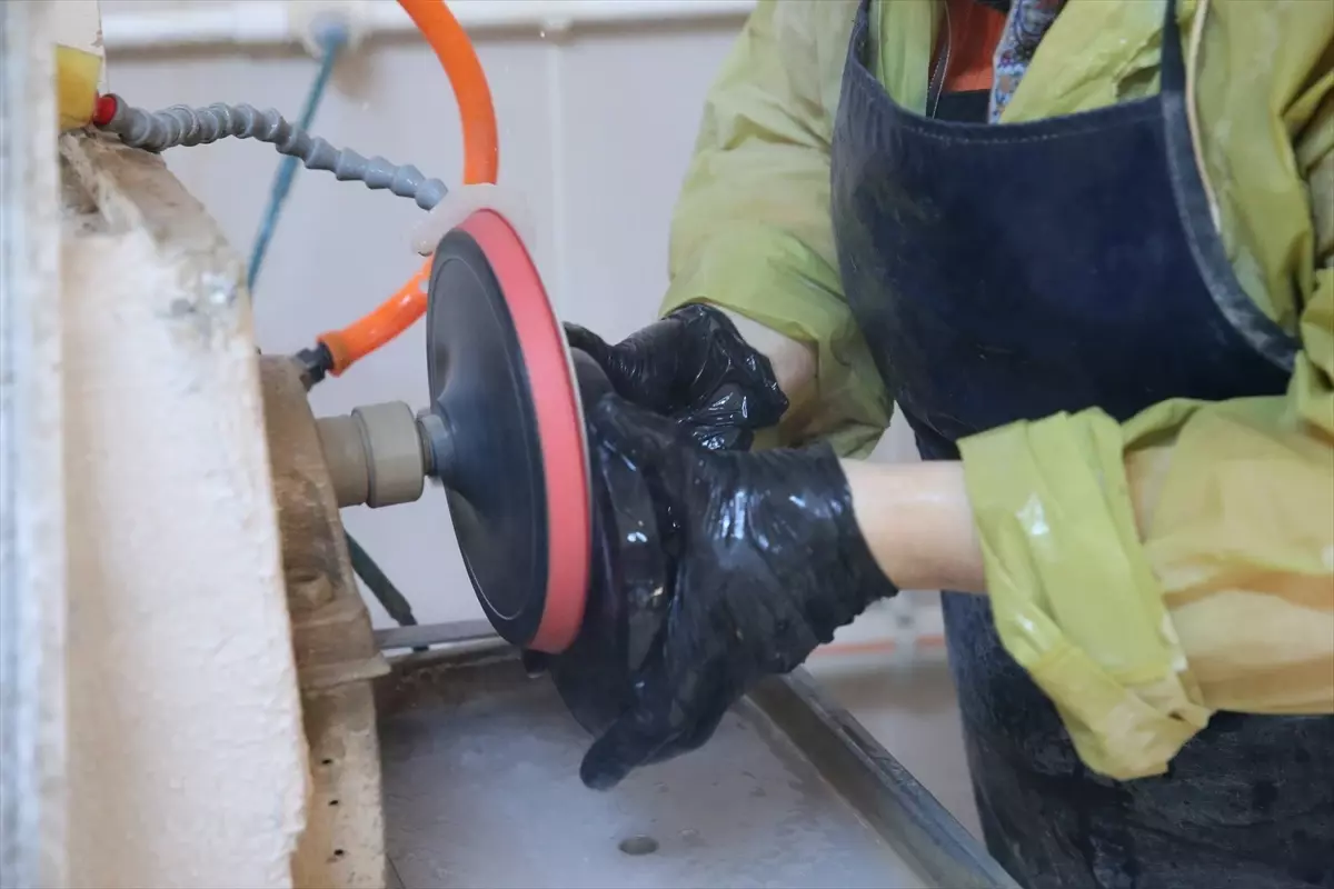 Zile'de Siyah Obsidyen Taşından El Yapımı Ayna Talebi Artıyor