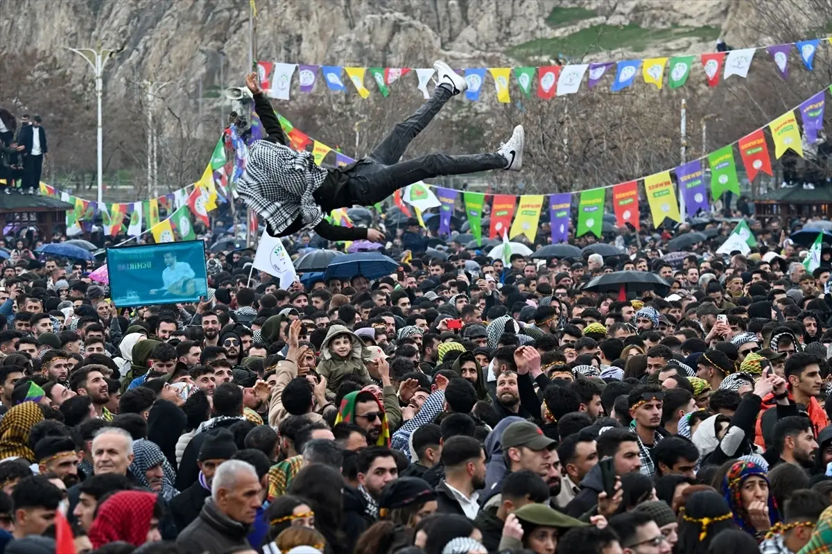 Van’da Nevruz Coşkusu ve Bölgesel Çatışmalara Dikkat Çekiş